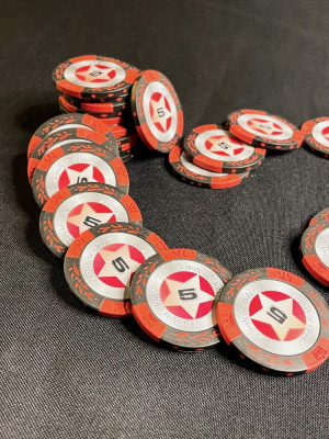 картинка Фишки для игры в покер Black Stars номиналом 5 (25шт) от магазина Gamesdealer.ru