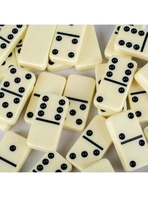 картинка Домино дорожное в чёрном футляре 15 х 9 см, 28 костей / кость 38 х 28 мм от магазина Gamesdealer.ru