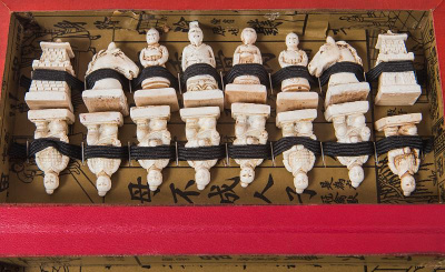 картинка Шахматы "Династия Цинь" в кейсе от магазина Gamesdealer.ru