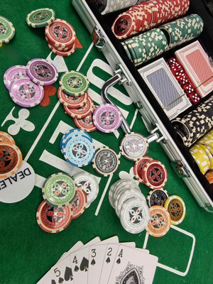 картинка Набор для покера Ultimate 2.0 на 300 фишек. от магазина Gamesdealer.ru