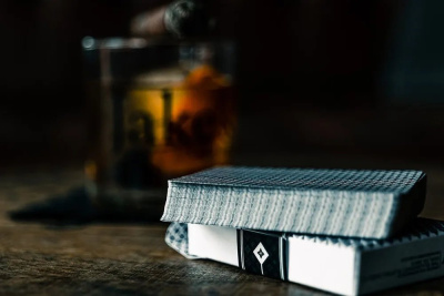 картинка Карты "Ellusionist Republics deck black" от магазина Gamesdealer.ru