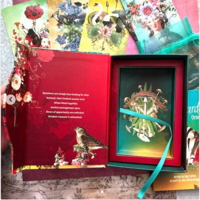 картинка Карты Таро "Unlocking the Secret Garden Oracle cards" US Games / Карты оракула Тайного сада  от магазина Gamesdealer.ru