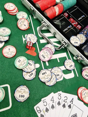 картинка Набор для покера Valentino Poker Room Ceramic на 300 фишек от магазина Gamesdealer.ru