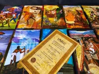 картинка Карты Таро "Alma Latina Tarot", Tarotmania / Альма Латиноамериканское Таро магазин Gamesdealer.ru являющийся официальным дистрибьютором в России  картинка Карты Таро "Alma Latina Tarot", Tarotmania / Альма Латиноамериканское Таро от магазина Gamesdealer.ru