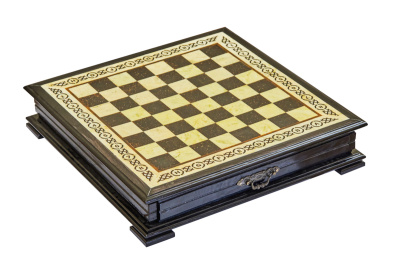картинка Шахматный ларец из янтаря с выдвижными ящиками (дуб) 50*50 от магазина Gamesdealer.ru