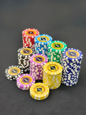 картинка Набор для покера Crown на 1000 фишек от магазина Gamesdealer.ru