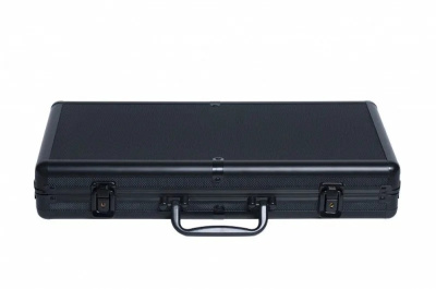 картинка Набор для покера Casino Royale на 300 фишек магазин Gamesdealer.ru являющийся официальным дистрибьютором в России  картинка Набор для покера Casino Royale на 300 фишек от магазина Gamesdealer.ru