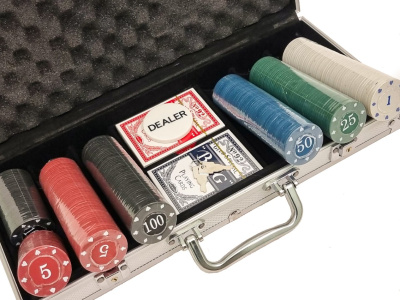 картинка Набор для покера Texas на 300 фишек магазин Gamesdealer.ru являющийся официальным дистрибьютором в России  картинка Набор для покера Texas на 300 фишек от магазина Gamesdealer.ru