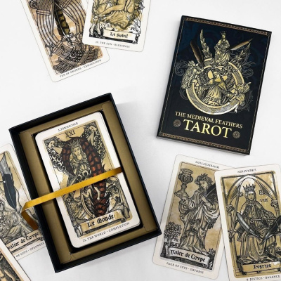 картинка Карты Таро "The Medieval Feathers Tarot" Blue Angel / Средневековое таро "Перья" от магазина Gamesdealer.ru