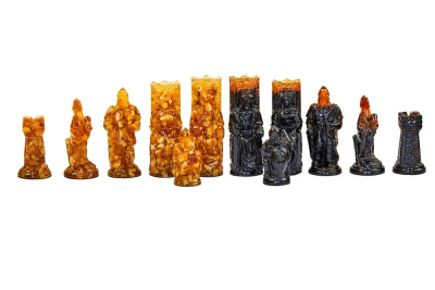 картинка Шахматные фигуры из янтаря большие "Резные" для ларца 50*50 от магазина Gamesdealer.ru