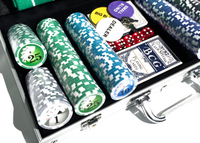 картинка Набор для покера Royal Flush Plus на 300 фишек от магазина Gamesdealer.ru