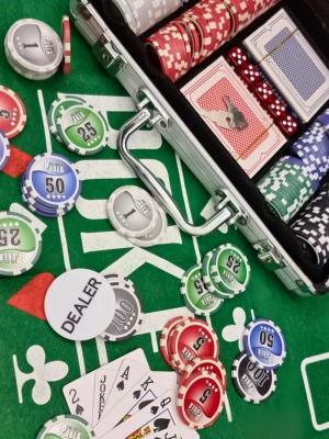 картинка Набор для покера NUTS на 200 фишек от магазина Gamesdealer.ru