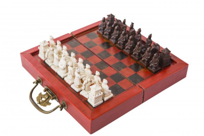 картинка Шахматы "Династия Цинь" в кейсе от магазина Gamesdealer.ru