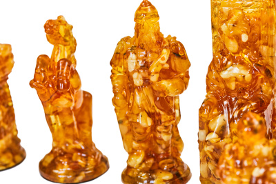 картинка Шахматные фигуры из янтаря большие "Резные" для ларца 50*50 от магазина Gamesdealer.ru
