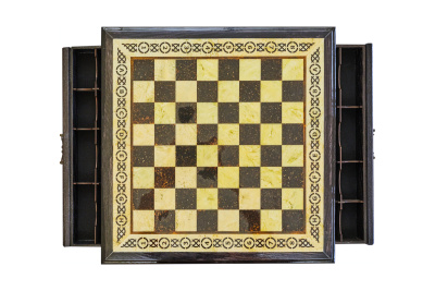 картинка Шахматный ларец из янтаря с выдвижными ящиками (дуб) 50*50 от магазина Gamesdealer.ru