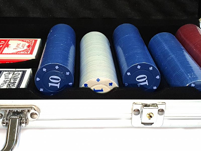 картинка Набор для покера Simple на 500 фишек в серебристом кейсе от магазина Gamesdealer.ru