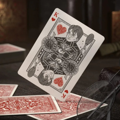 картинка Карты "Theory11 Harry Potter Deck - Red (Gryffindor)" магазин Gamesdealer.ru являющийся официальным дистрибьютором в России  картинка Карты "Theory11 Harry Potter Deck - Red (Gryffindor)" от магазина Gamesdealer.ru