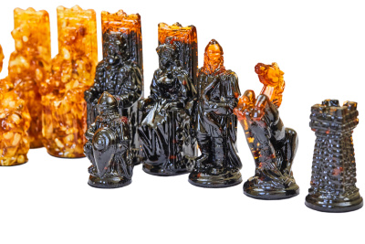 картинка Шахматные фигуры из янтаря большие "Резные" для ларца 50*50 от магазина Gamesdealer.ru