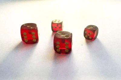 картинка Кости игральные из янтаря 11 мм вишневые, 1 шт от магазина Gamesdealer.ru