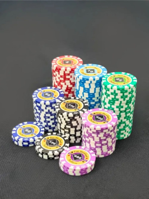 картинка Набор для покера Crown на 300 фишек от магазина Gamesdealer.ru