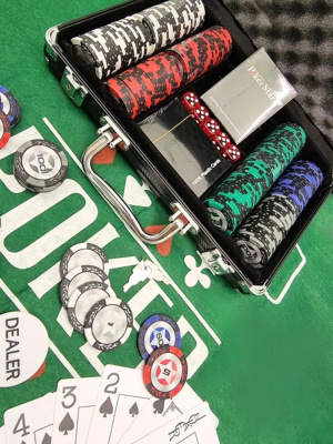 картинка Набор для покера Black Stars на 200 фишек от магазина Gamesdealer.ru