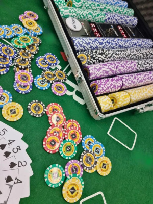 картинка Набор для покера Crown на 1000 фишек от магазина Gamesdealer.ru