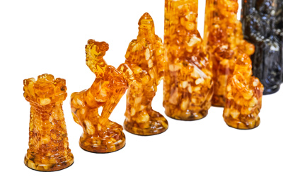 картинка Шахматные фигуры из янтаря большие "Резные" для ларца 50*50 от магазина Gamesdealer.ru