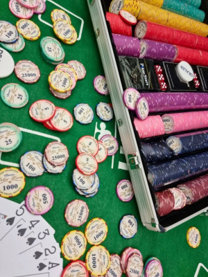 картинка Набор для покера Valentino Poker Room Ceramic на 1000 фишек от магазина Gamesdealer.ru