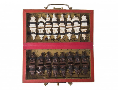 картинка Шахматы "Династия Цинь" в кейсе от магазина Gamesdealer.ru