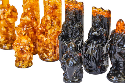 картинка Шахматные фигуры из янтаря большие "Резные" для ларца 50*50 от магазина Gamesdealer.ru