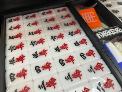 картинка Маджонг в кожаном кейсе (красные фишки) от магазина Gamesdealer.ru