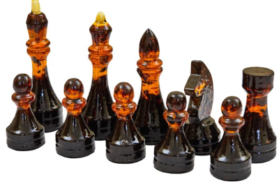 картинка Шахматные фигуры из янтаря средние "Классика" для доски 37*37 от магазина Gamesdealer.ru