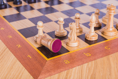 картинка Шахматный стол Турнирный, дуб, с фигурами Стаунтон от магазина Gamesdealer.ru