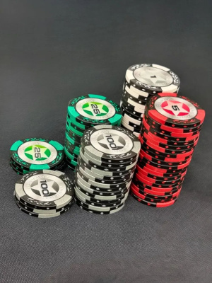 картинка Набор для покера Black Stars на 100 фишек от магазина Gamesdealer.ru
